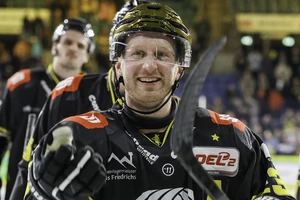 DEL2-Topscorer Max Newton bleibt langfristig bei den Krefeld Pinguinen.